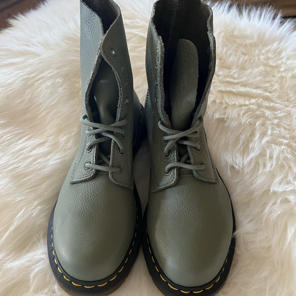 NWOT Dr. Air ware Martens, 1460 Pascal army green boots!